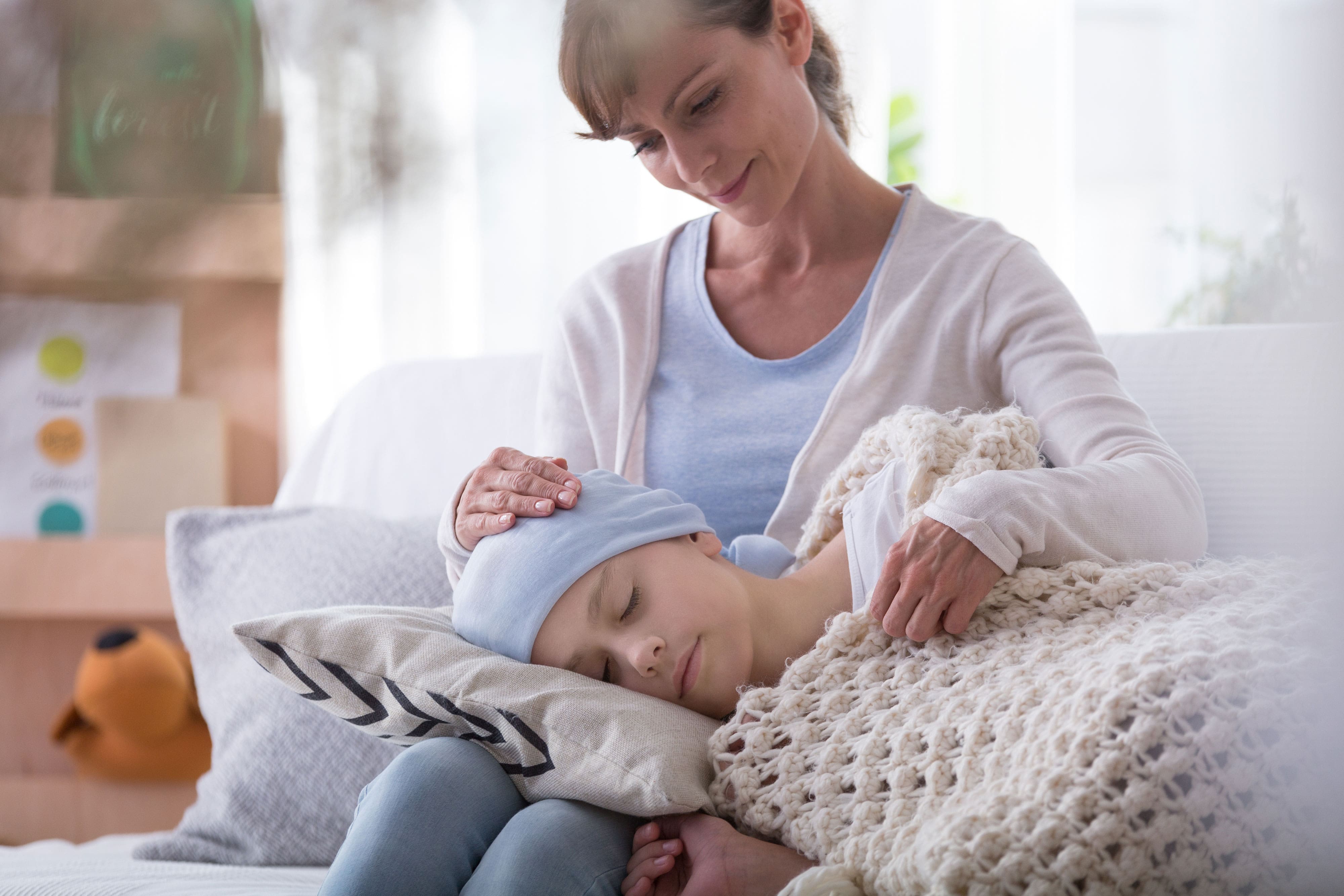 Krebserkrankung im Kindes- und Jugendalter Junge Krebspatientin ruht sich aus