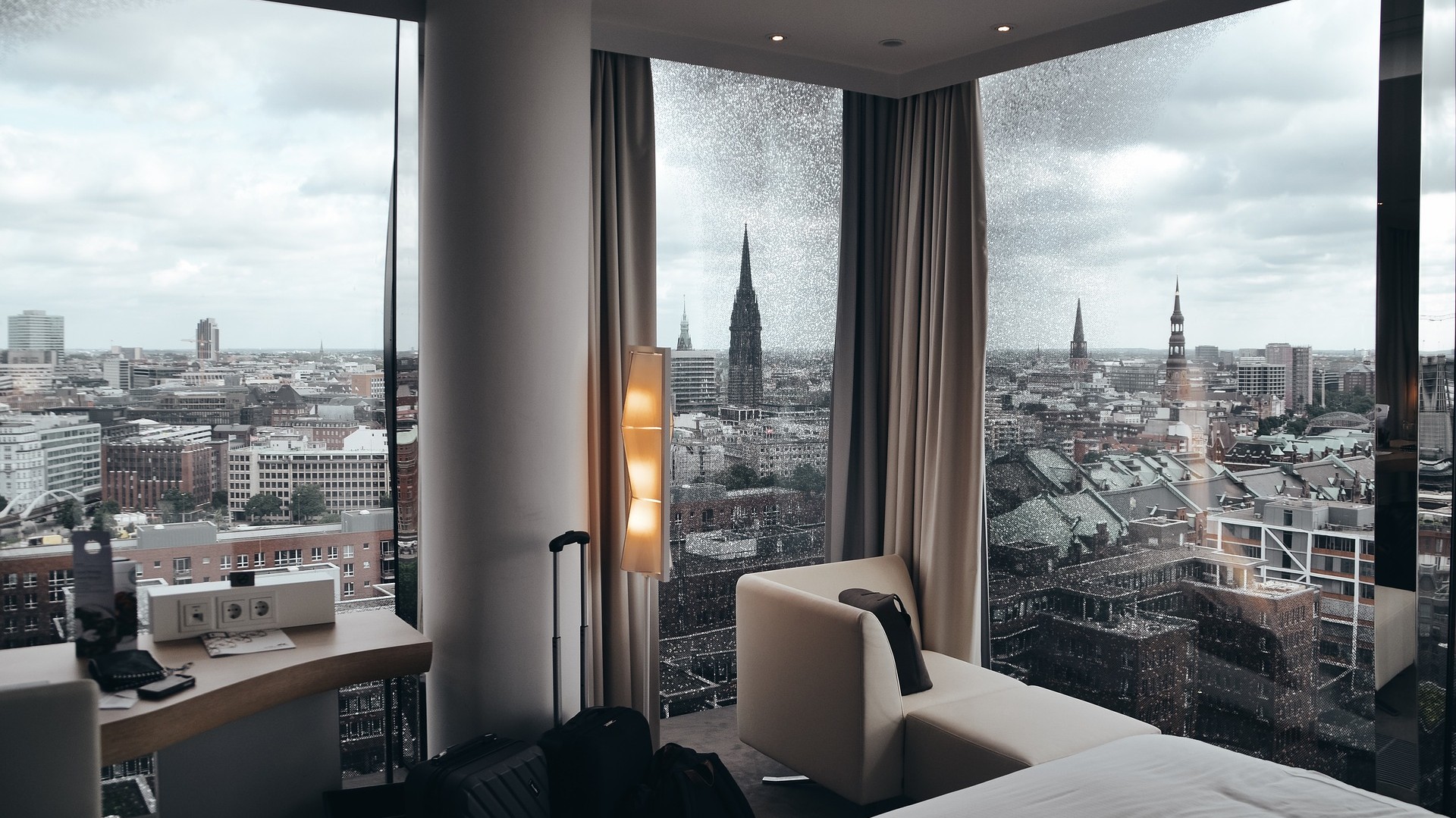 Hotelzimmer mit Blick auf Hamburg Hotelzimmer mit Blick auf Hamburg